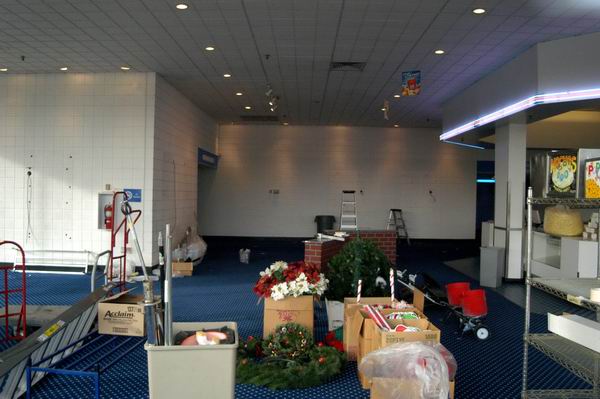 Showcase Cinemas Pontiac 6-12 - April 2003 (newer photo)